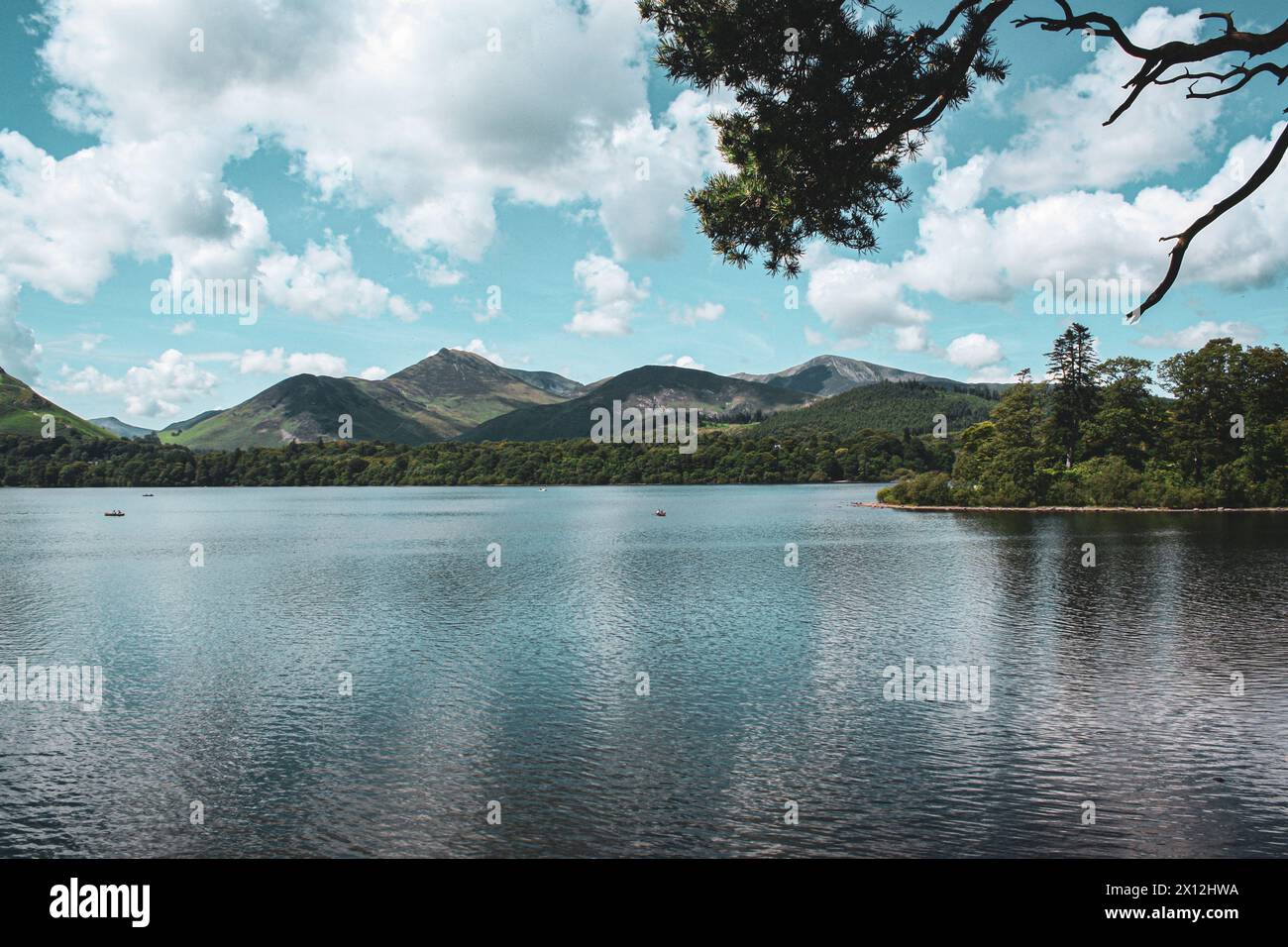 Ruhige Gewässer und sanfte Hügel des englischen Lake District Stockfoto