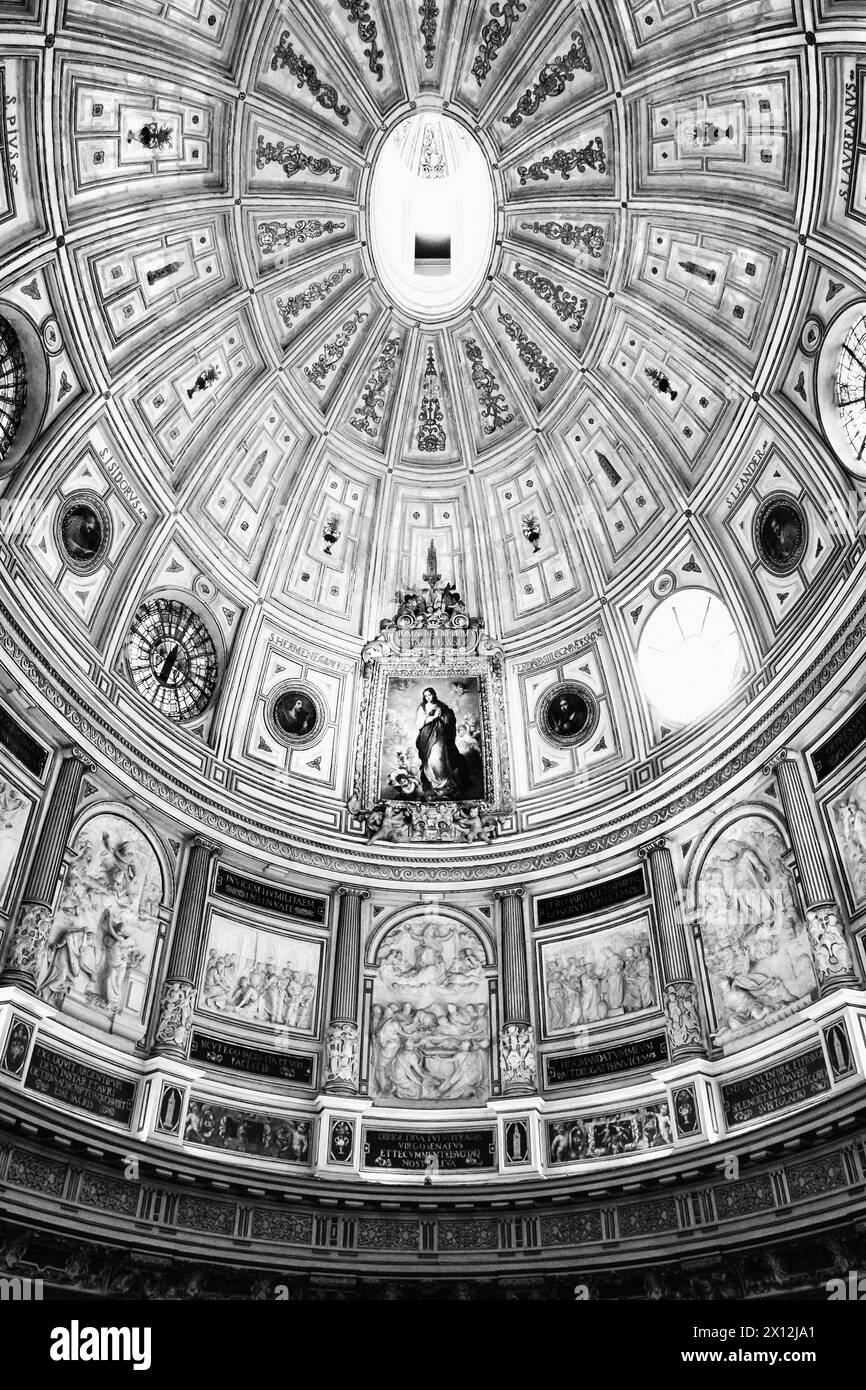 In der Kathedrale von Sevilla mit Blick auf die Kuppel Stockfoto