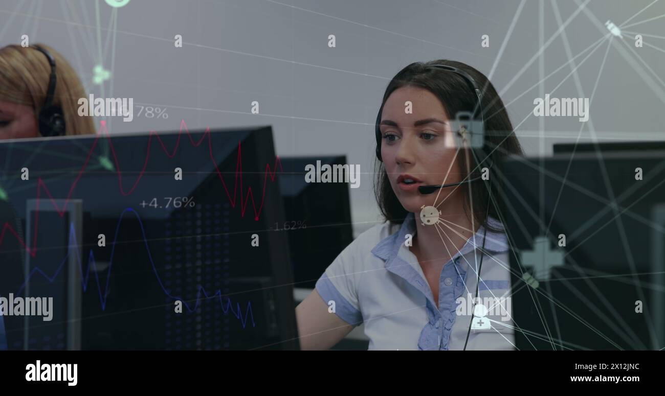 Bild von Symbolen, die durch Linien verbunden sind, Infografik über kaukasierin mit Kopfhörern Stockfoto