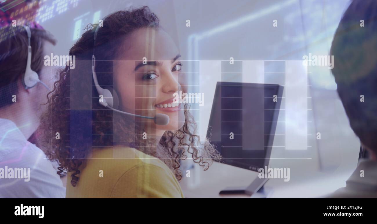 Bild der Infografik über lächelnde afroamerikanerin mit Kopfhörern im Büro Stockfoto