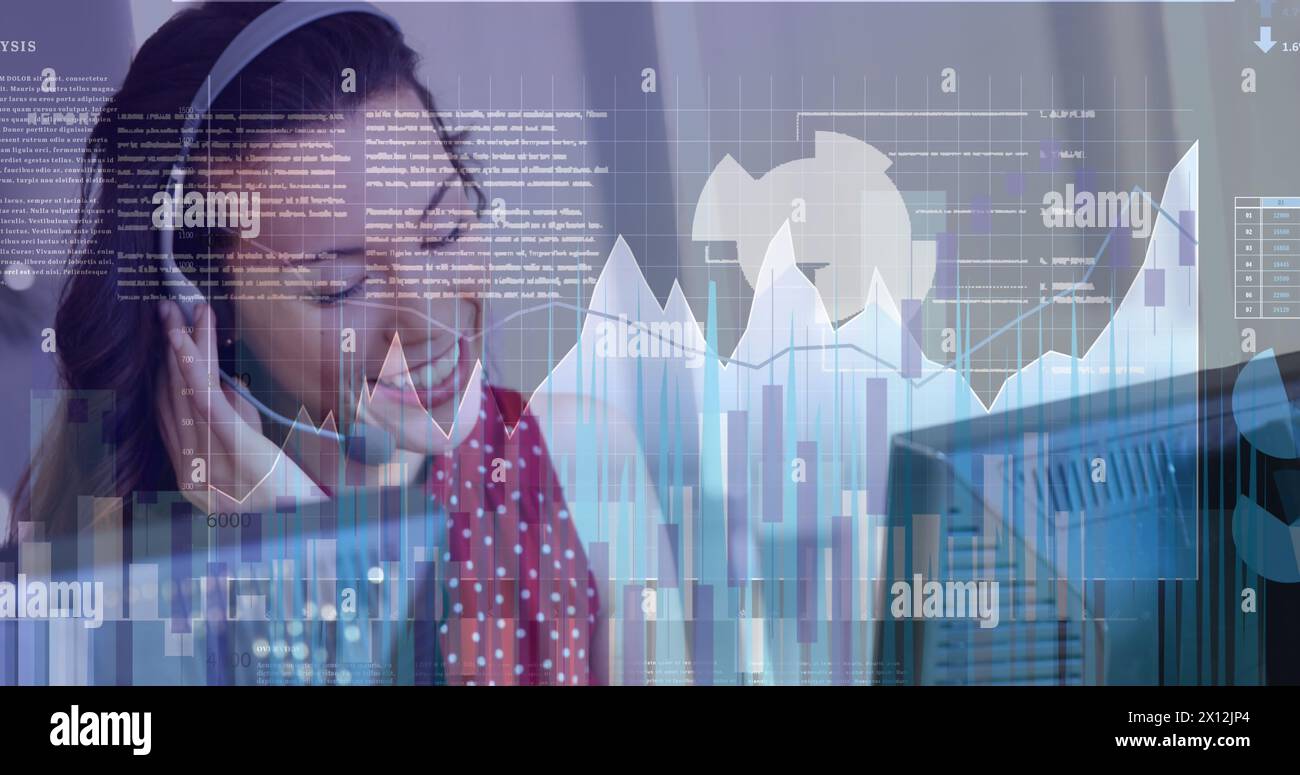 Bild der Infografik über lächelnde asiatische Frau, die im Büro Kopfhörer trägt Stockfoto