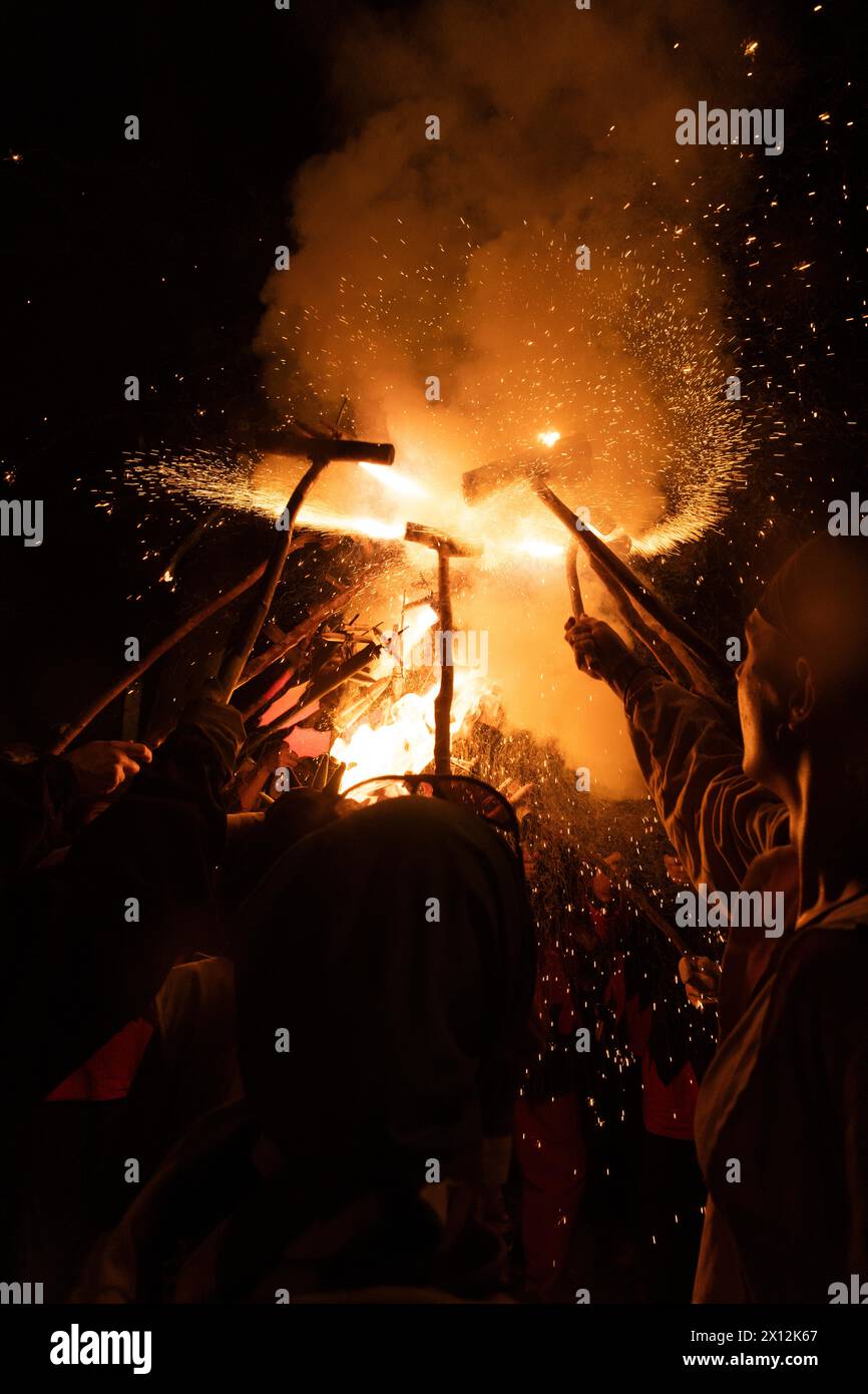 Ein paar Bengalen als „Feuerfresser“ anschalten. Horta - Barcelona Stockfoto
