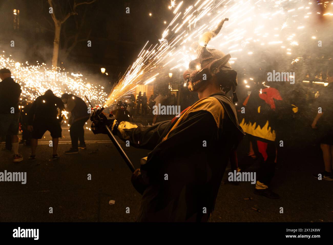 Ein Korrefoc feuert sich während der Mercé Festivitäten, dem Heiligen von Barcelona, in Brand. Stockfoto
