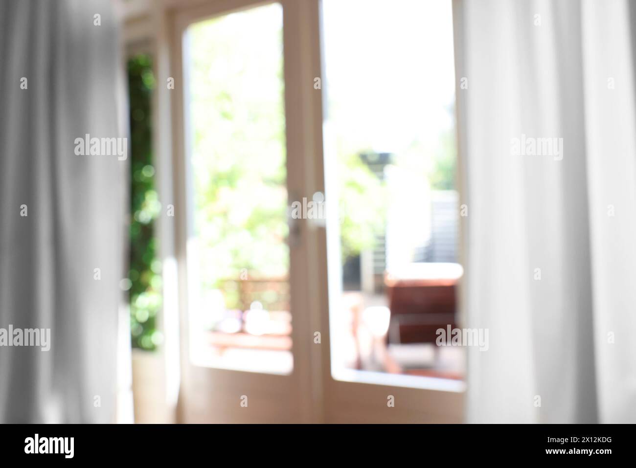 Verschwommener Blick auf die Glastür zu Hause Stockfoto