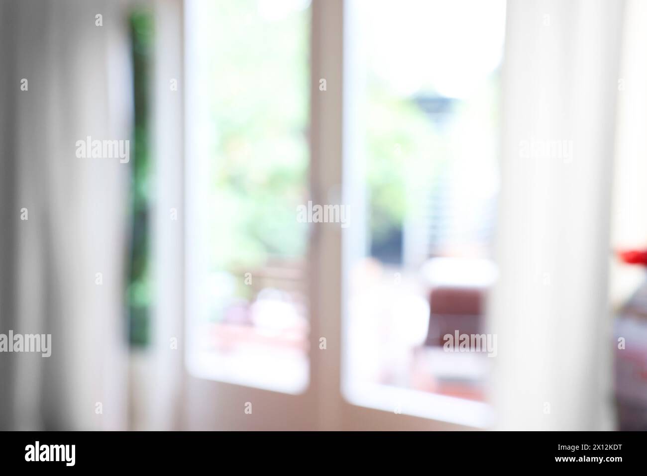 Verschwommener Blick auf die Glastür zu Hause Stockfoto