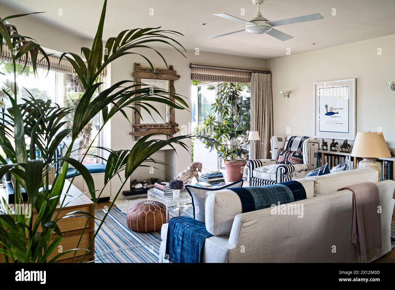 Weißes Sofa und Deckenventilator in der Chiswick Mall, Thames Waterside Residence, London, Großbritannien Stockfoto