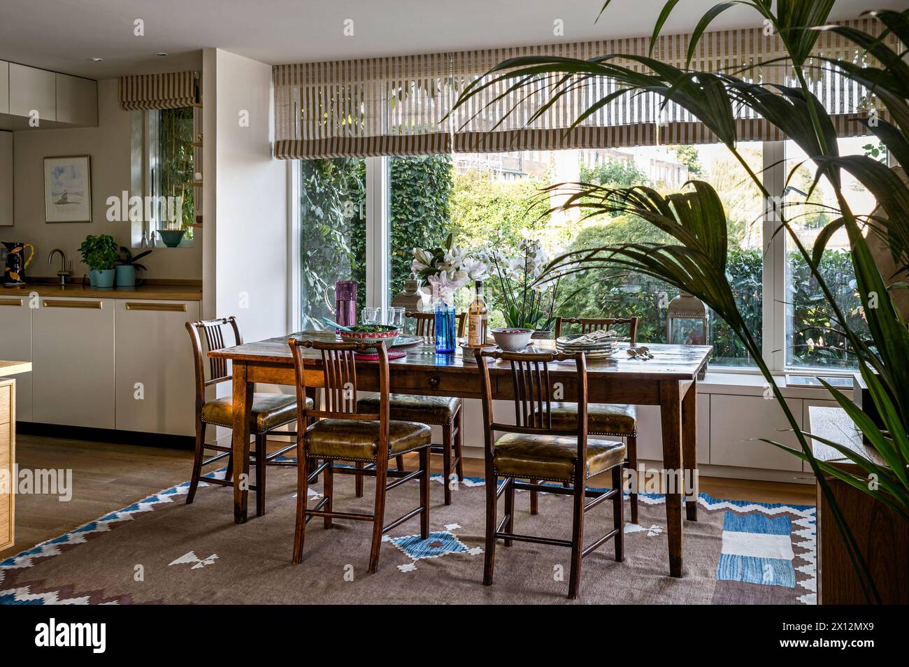 Esstisch und Stühle im Fenster der Chiswick Mall, Thames Waterside Residence, London, Großbritannien Stockfoto
