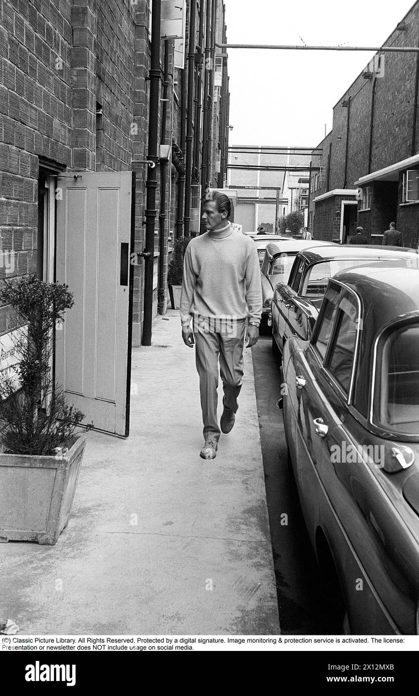 Sir Roger Moore , 1927-2017 während der Dreharbeiten der fernsehserie The Saint 1966. Roger Moore ist bekannt für seine Rolle als Agent James Bond, der die Figur in sieben Spielfilmen spielt. Stockfoto