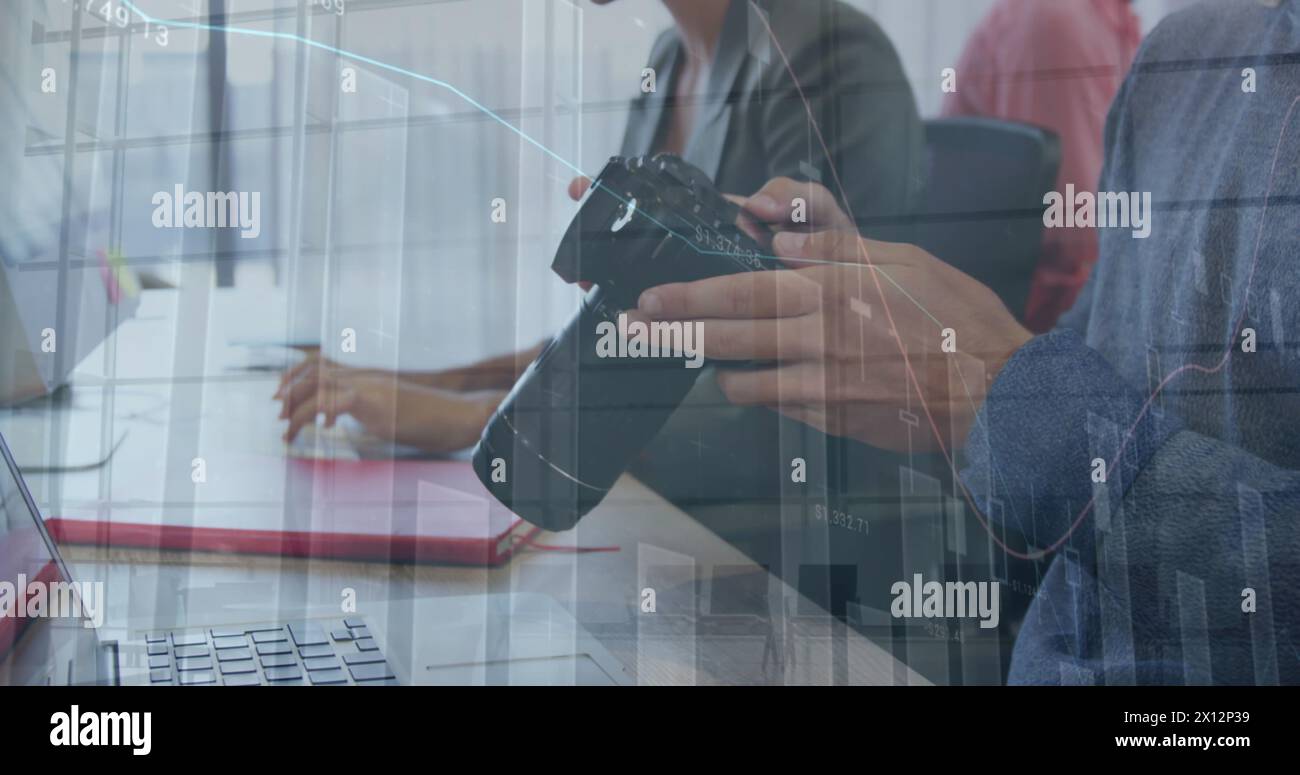 Bild von Statistiken und Finanzdatenverarbeitung über Frau mit Smartphone Stockfoto