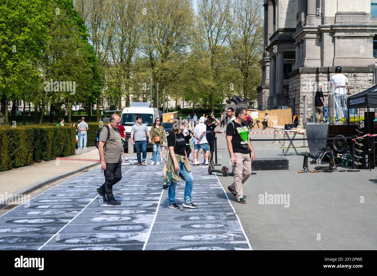 Etterbeek, Brüssel, Belgien - 13. April 2024 - Besucher aller Altersgruppen beim Forum Fair fest im Stadtpark Cinquantenaire Stockfoto