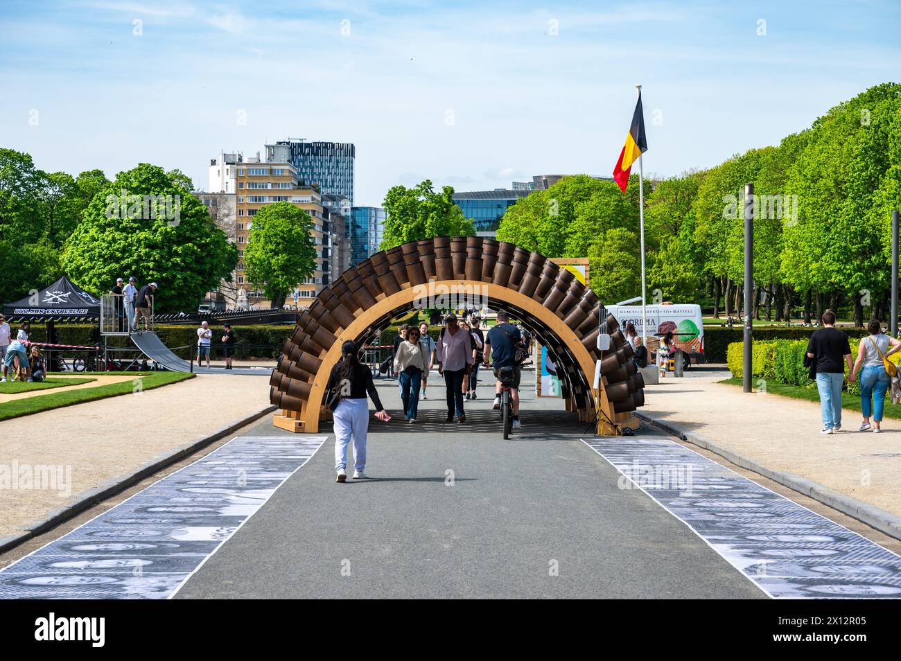 Etterbeek, Brüssel, Belgien - 13. April 2024 - Kunstinstallation des Forum Fair fest im Stadtpark Cinquentenaire Stockfoto