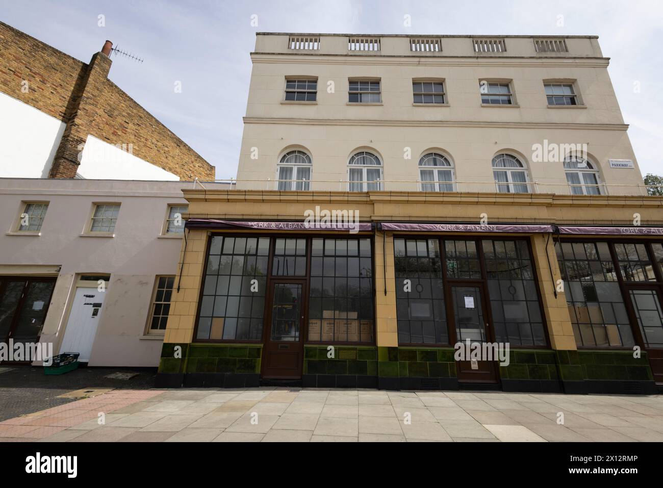 Besetzer besetzen Gordon Ramsays 13 Millionen Pfund teuren Regent’s Park Pub, York & Albany Pub und Boutique Hotel in einer wohlhabenden Ecke von Camden im Norden Londons. Stockfoto