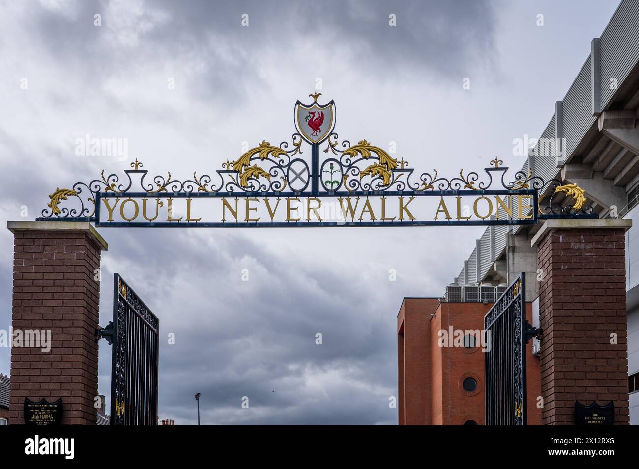 Der berühmte Slogan „You'll never Walk alone“ im Stadion des FC Liverpool in Anfield, Liverpool Stockfoto