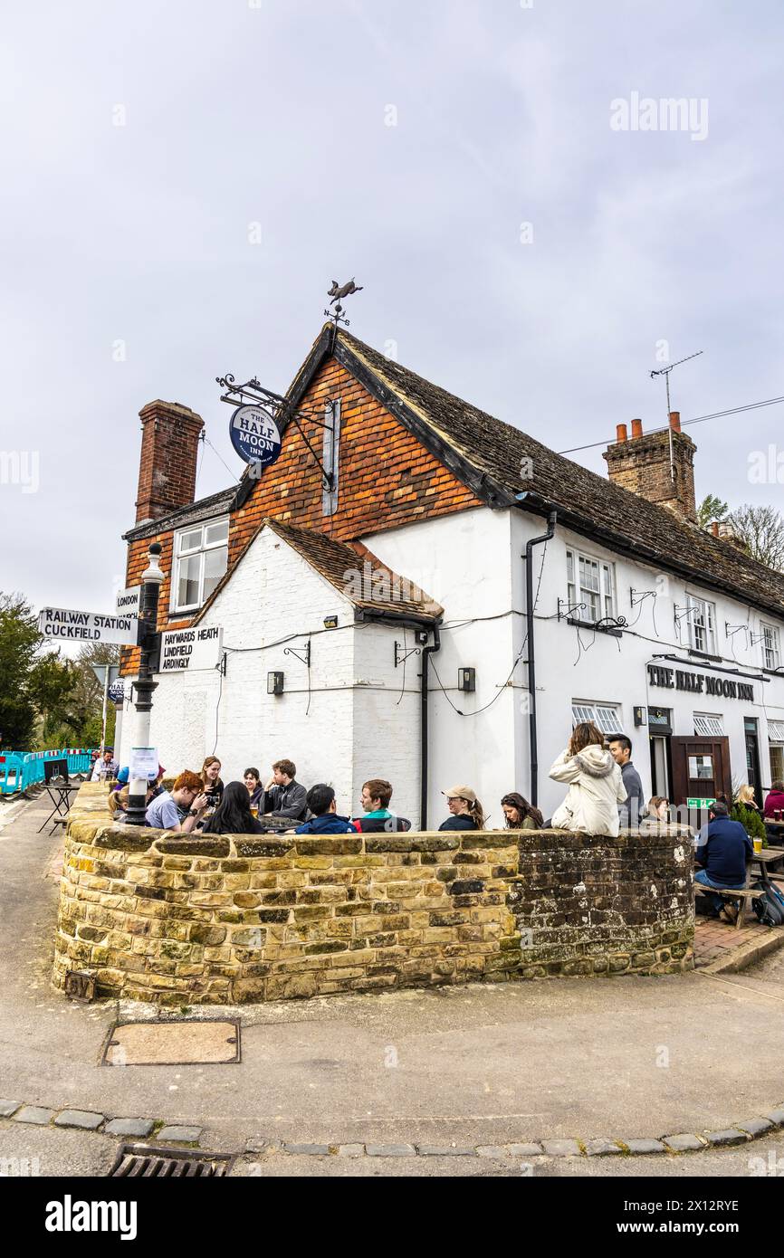 Das Half Moon Inn Pub in Balcombe, West Sussex, England Stockfoto