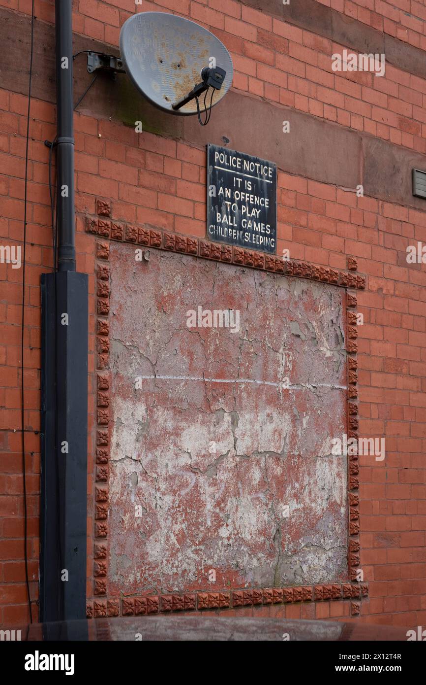 Ein "kein Ball spielt Kinder schlafen" Schild an einer Wand in Anfield, Liverpool Stockfoto