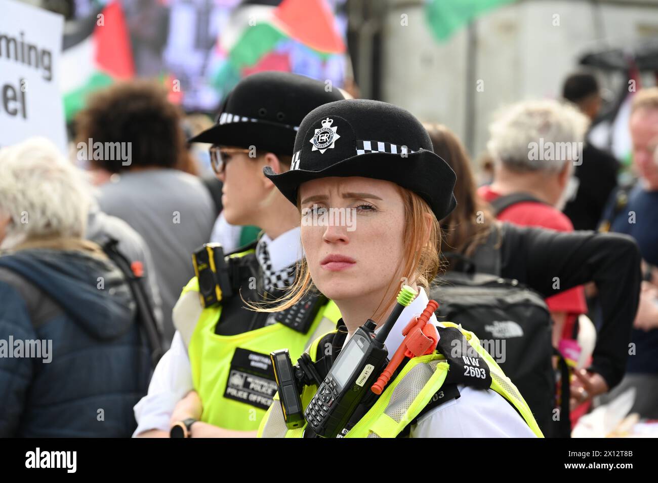 Weibliche Polizeibeamte. Rechtsextreme Demonstranten. März und Demonstration der Freiheit für Palästina, Westminster, London, Vereinigtes Königreich Stockfoto