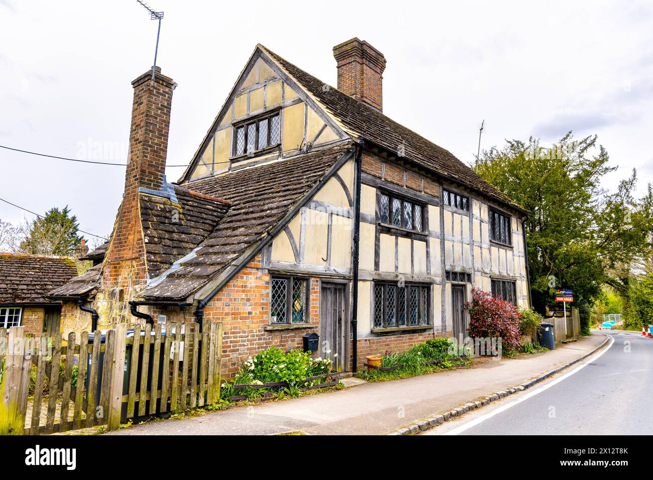 Die Casteye Cottages aus dem 17. Jahrhundert wurden in Balcombe, West Sussex, England, aufgeführt Stockfoto
