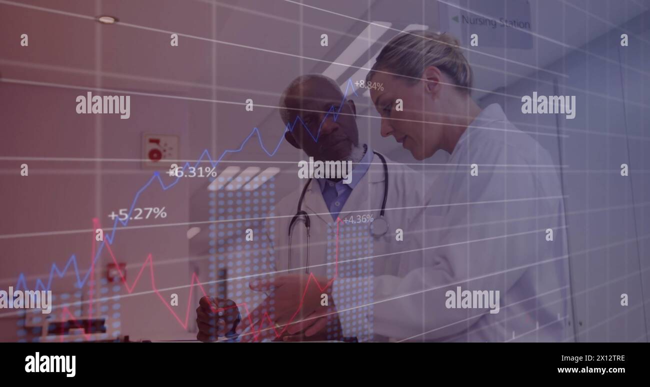 Darstellung von Diagrammen, zahlenwechselnde Übersichten über verschiedene Ärzte, die Patientenberichte diskutieren Stockfoto