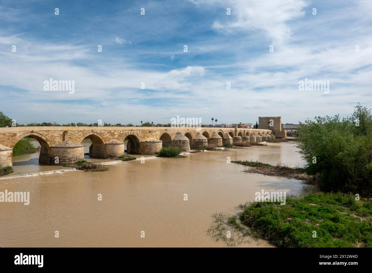 Römische Brücke über den Fluss Guadalquivir in Cordoba, Andalusien, Spanien. Stockfoto