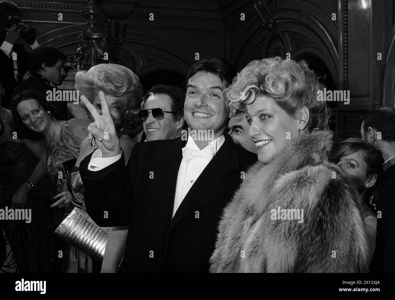 Falco und seine Betreuerin Isabella Uray während der 31er Jahre. Wiener Opernball am 6. Februar 1986. - 19860206 PD0023 - Rechteinfo: Rechte verwaltet (RM) Stockfoto