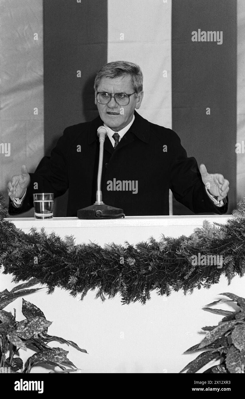 Im Beisein des Bundesinnenministers Karl Blecha und des Bundesministers für Bau und Technik, Dr. Heinrich Uebleis (im Bild), fand am 2. April 1986 die Grundsteinlegung für das Bundesamtsgebäude Liechtenwerderplatz statt. Die Bauzeit wird ca. 3 Jahre dauern, die Kosten werden rund 1,2 Milliarden Schilling betragen. - 19860402 PD0007 - Rechteinfo: Rechte verwaltet (RM) Stockfoto