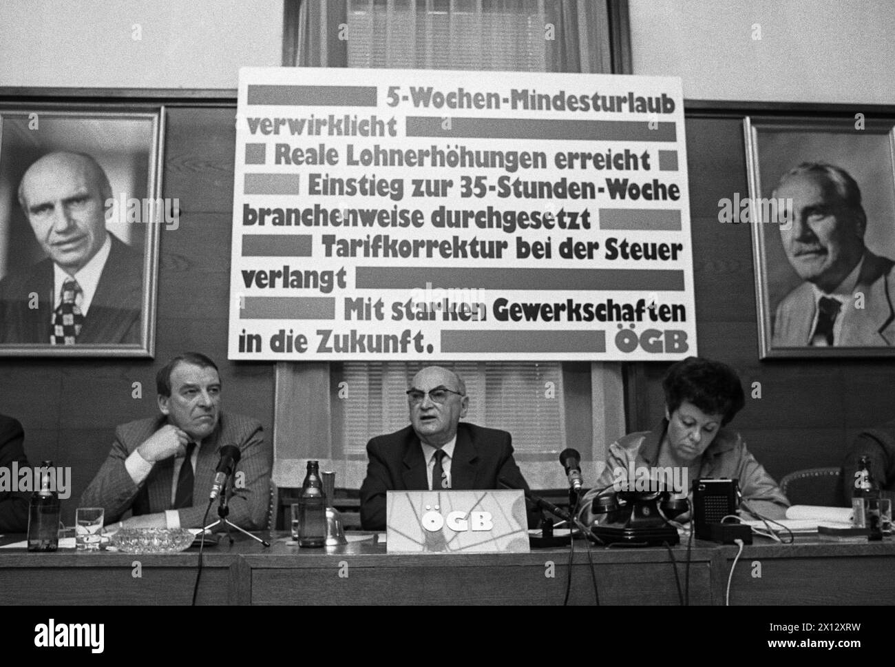 Wien, 9. April 1986: Prominente Vertreter des OEGB bekräftigten in einer Pressekonferenz in Wien die Forderung nach einer Steuersenkung bis zum 1. Januar 1987. Auf dem Bild: FCG (parlamentarische Gruppe christlicher Gewerkschafter) Vorsitzender Dr. Robert Lichal, OEGB-Präsident Anton Benya und OEGB-Vizepräsidentin Hilde Seiler. - 19860409 PD0011 - Rechteinfo: Rechte verwaltet (RM) Stockfoto