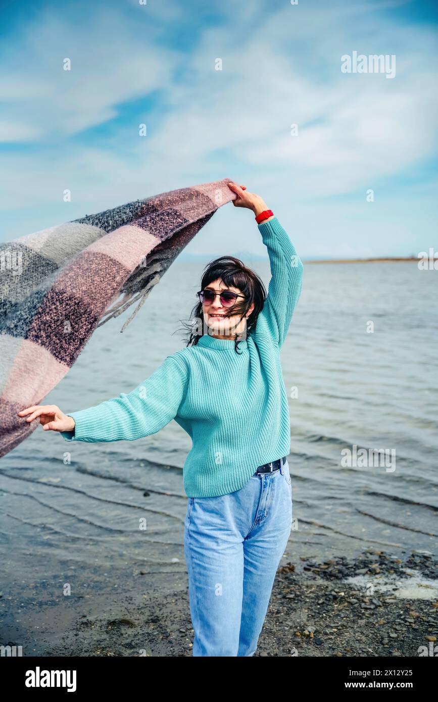 49 Jahre alte Russin lächelt und genießt das Frühlingswetter Stockfoto