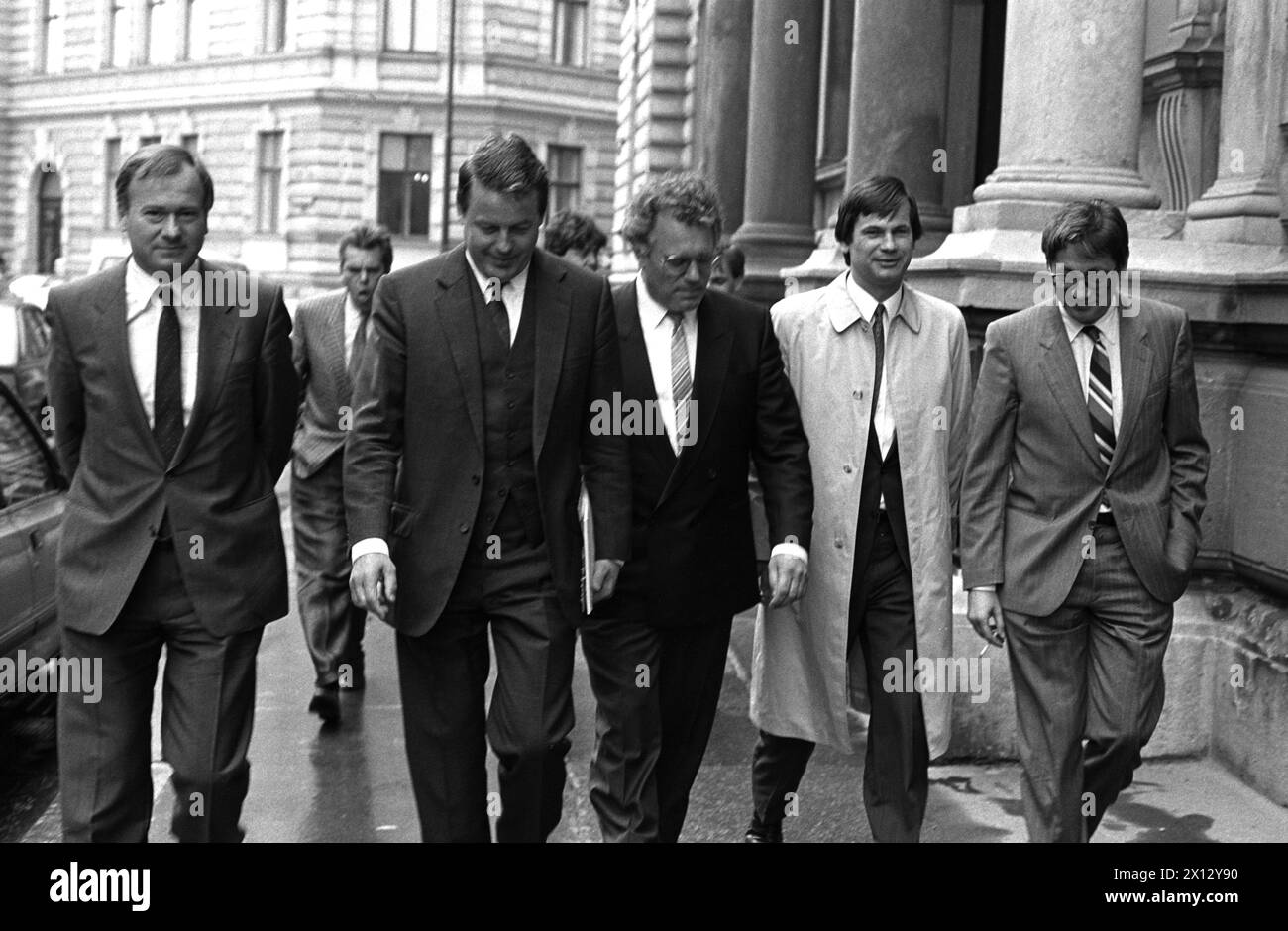 Agrar-Minister Schmidt, Bundeskanzler Vranitzky, Minister Streicher, Staatssekretär des handelsministeriums Bauer und Finanzminister Lacina auf dem Weg zum Presseclub Concordia am 13. Juni 1986. - 19860613 PD0009 - Rechteinfo: Rechte verwaltet (RM) Stockfoto