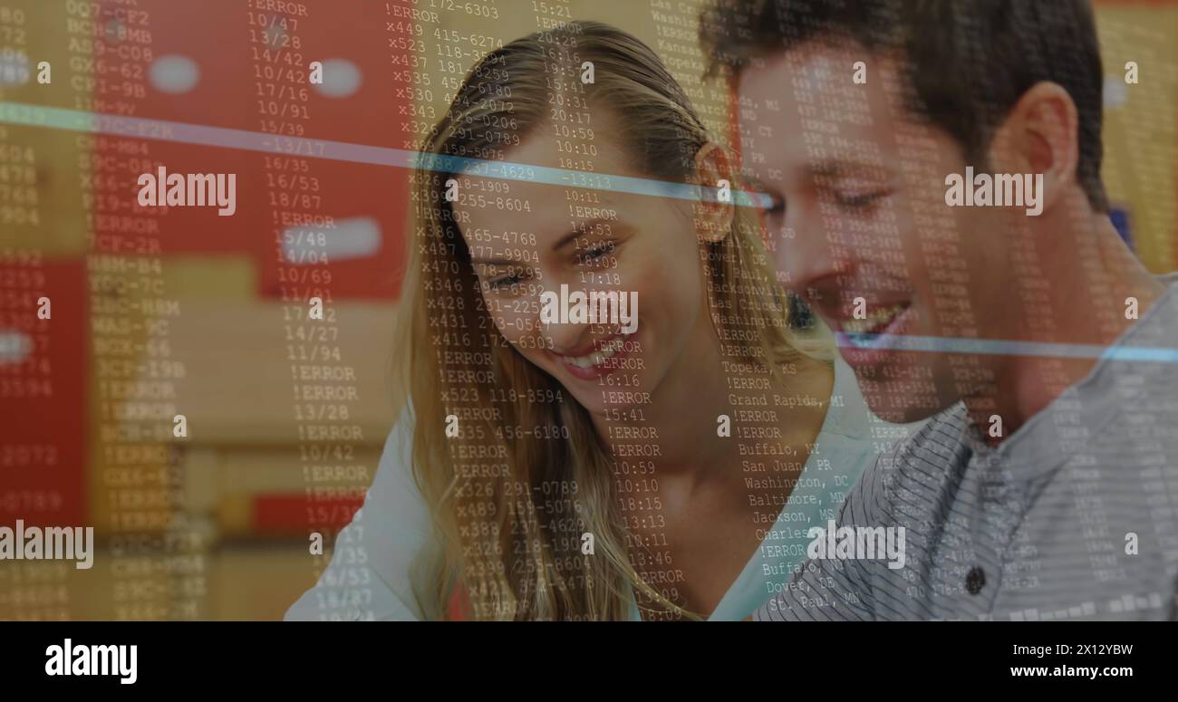 Bild der Datenverarbeitung gegen ein lächelndes kaukasienpaar bei Verwendung eines digitalen Tablets Stockfoto