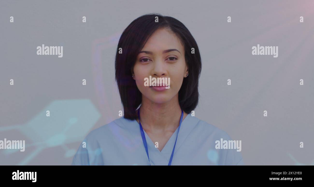 Bild der chemischen Formel und Datenverarbeitung über birassische Ärztin Stockfoto