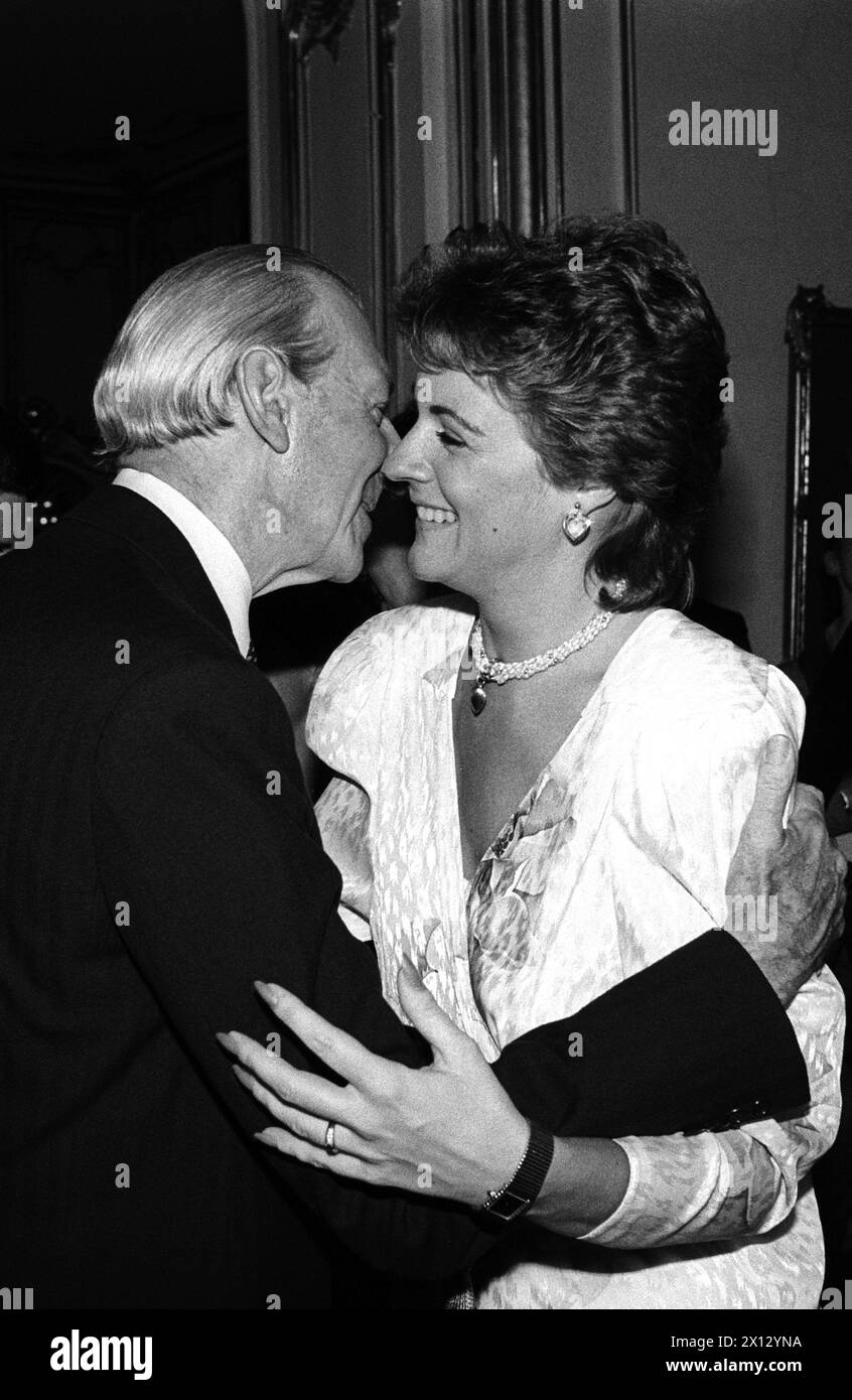 Bei einem spätabendlichen Empfang zu Ehren seiner Amtseinführung als neuer Bundespräsident von Österreich wurde Dr. Kurt Waldheim von seiner jüngeren Tochter Christa sehr herzlich aufgenommen. Foto am 7. August 1986. - 19860708 PD0023 - Rechteinfo: Rechte verwaltet (RM) Stockfoto