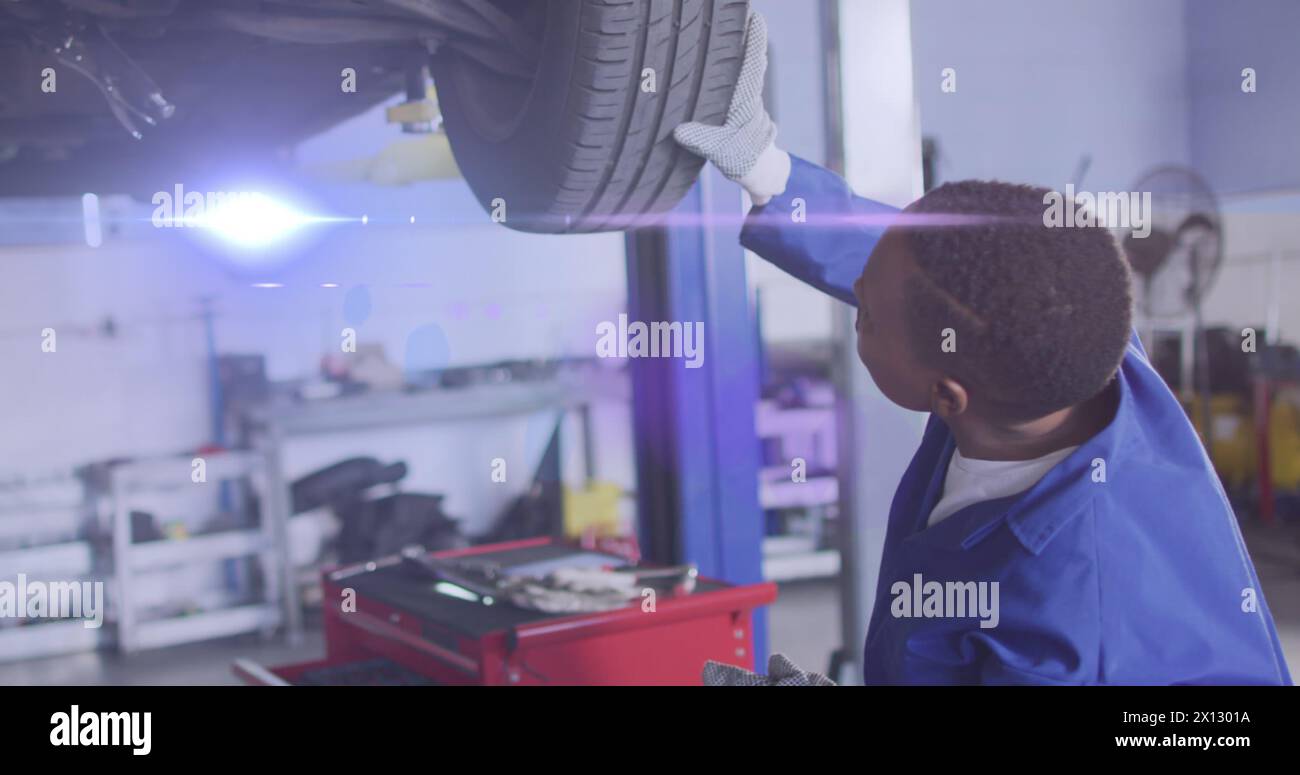 Lichtbild über dem afroamerikanischen männlichen Mechaniker-Reparaturwagen Stockfoto