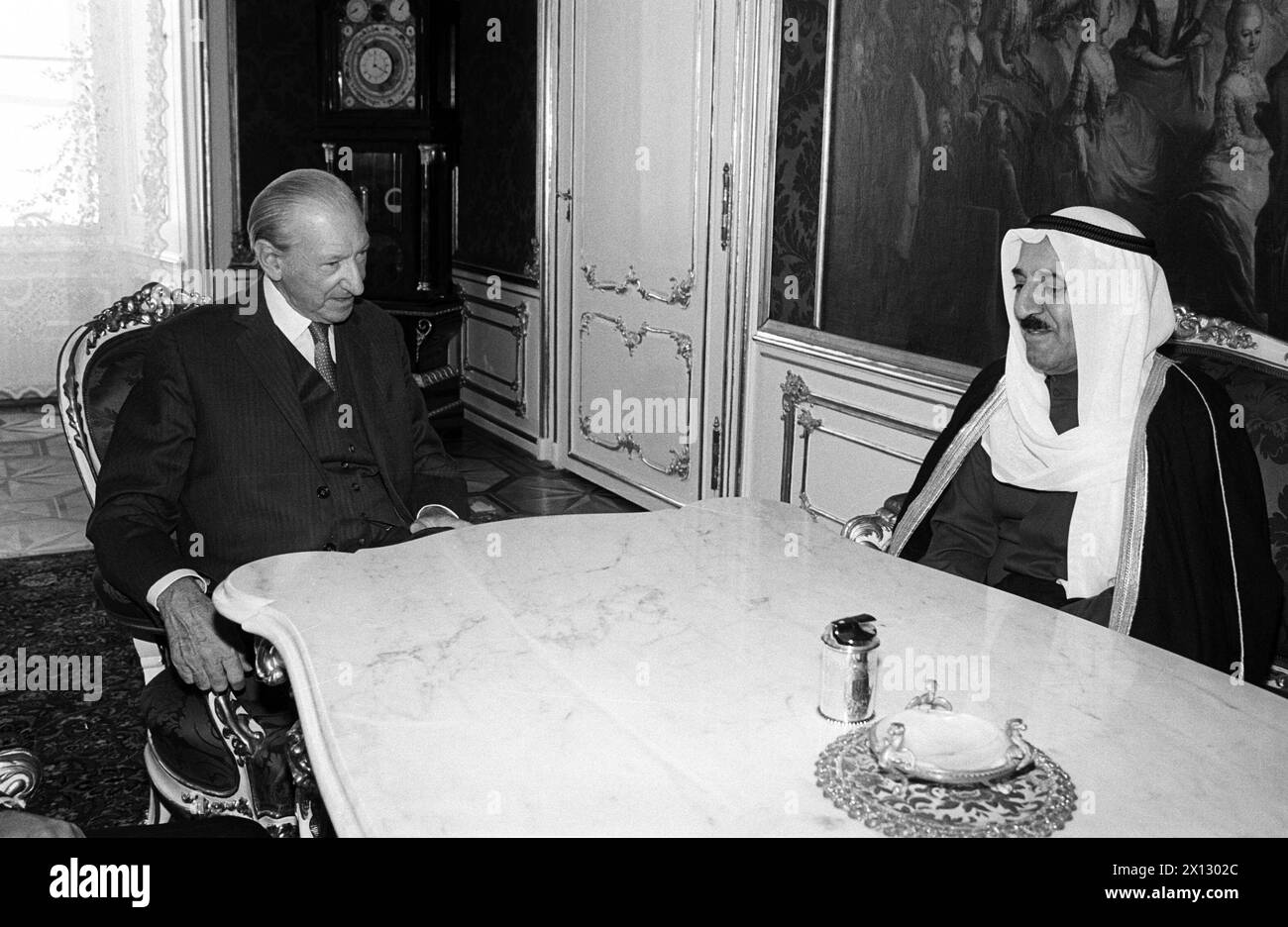 Scheich Sabah al-Ahmed al-Jaber al-Sabah, Außenminister und Vize-Premierministerin Kuwaits, bei einem Treffen mit Österreichs Bundespräsident Kurt Waldheim am 5. September 1986 in Wien. - 19860905 PD0005 - Rechteinfo: Rechte verwaltet (RM) Stockfoto