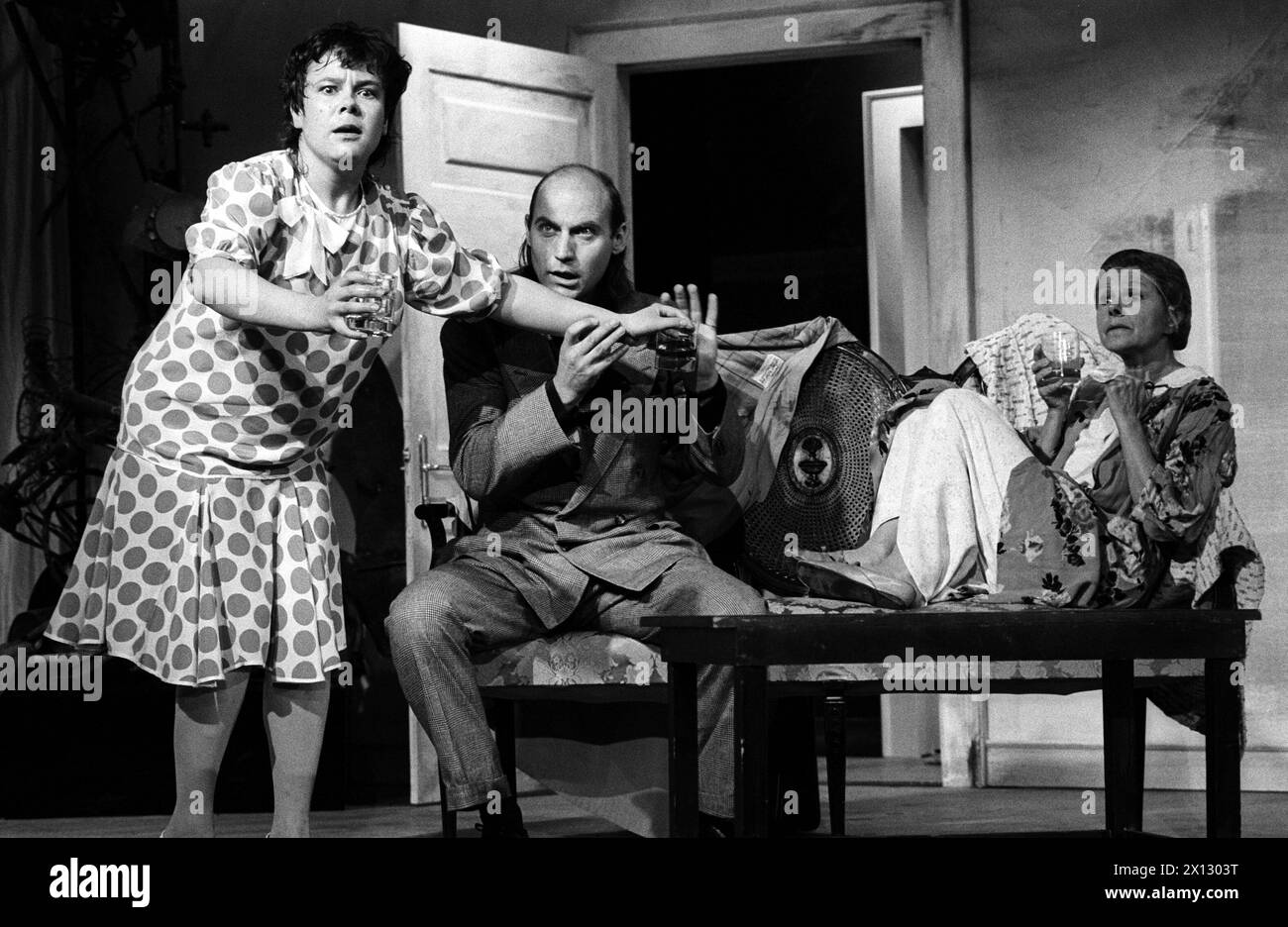 Barbara Schmidt (Carol Melkett), Rainer Friedrichsen (Harold Gorringe) und Elfriede ott (Miss Furnival) in Peter Shaffers Komoedie im Dunkeln am 13. September 1986 in Wien. - 19860913 PD0008 - Rechteinfo: Rechte verwaltet (RM) Stockfoto