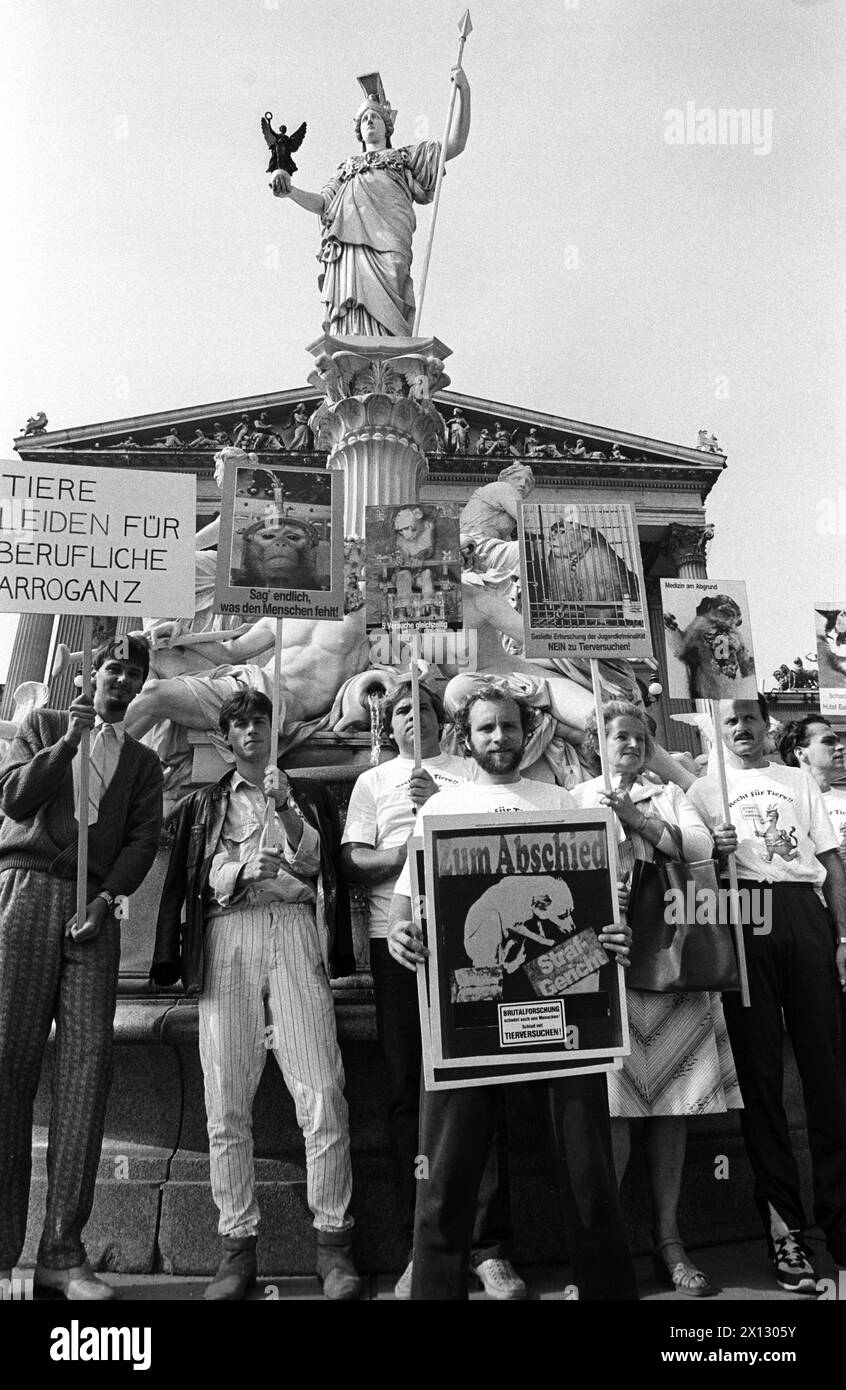 Mitglieder der Internationalen Föderation der Menschen gegen Tierversuche demonstrierten am 3. Oktober 1986 vor dem parlamentsgebäude in Wien. - 19861003 PD0008 - Rechteinfo: Rechte verwaltet (RM) Stockfoto