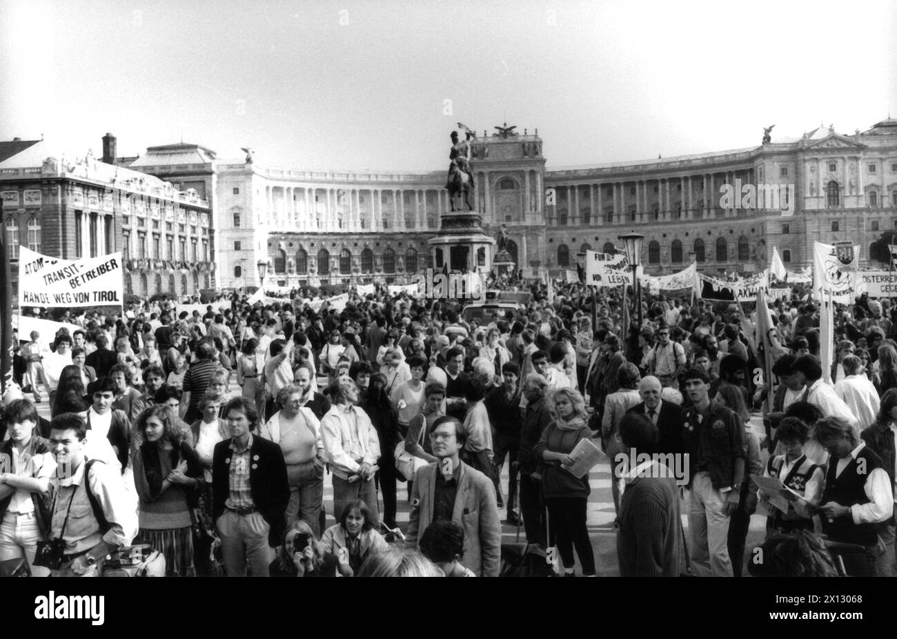 Wien am 28. September 1986: Rund 3,000 Menschen demonstrierten im Zentrum von Wien, dem letzten Tag einer von AAI (Anti Atom International) als Gegentreffen zur IAEO-Konferenz veranstalteten 'Reaktor-un-Security Conference'. - 19860928 PD0007 - Rechteinfo: Rechte verwaltet (RM) Stockfoto