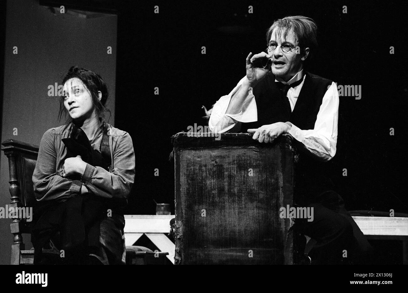 Das Foto vom 9. Oktober 1986 zeigt Lore Brunner als Revolutionistin Pelagea Vlassova (l.) und Karlheinz Hackl als Nikolai Vassiltchikov in Bert Brechts Stück „die Mutter“ im Wiener Burgtheater. - 19861006 PD0008 - Rechteinfo: Rechte verwaltet (RM) Stockfoto