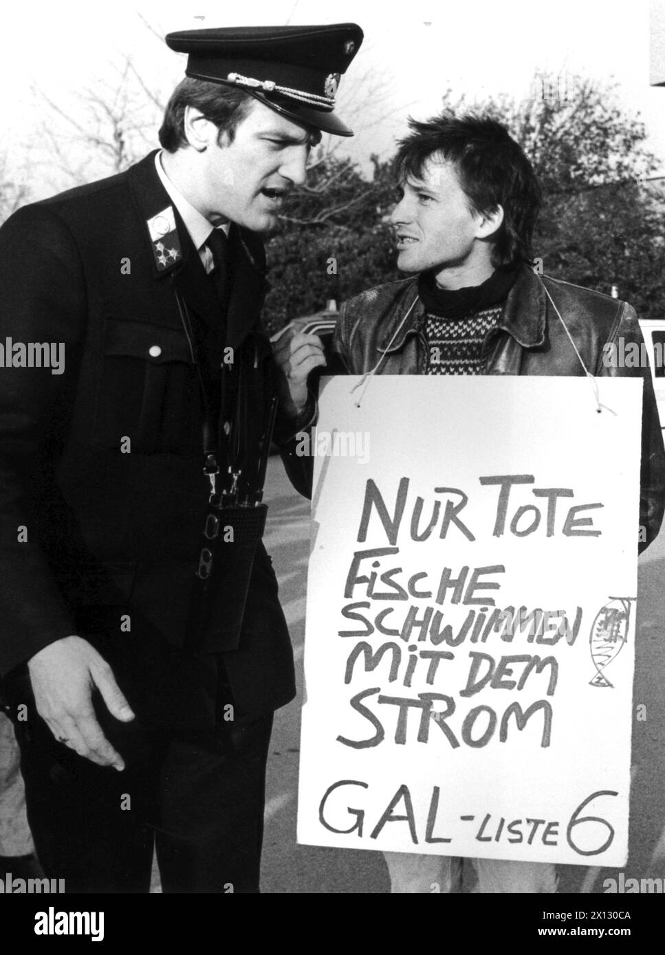 Das Foto vom 12. November 1986 zeigt einen Demonstranten und einen Polizisten, der während einer Demonstration gegen den Unfall Sandoz diskutieren. Die Demonstration fand vor dem Sandoz-Gebäude in Wien statt. Die Demonstranten beschuldigten der Gesellschaft Verantwortungslosigkeit hinsichtlich der Folgen des Brandes in der Basler Fabrik und des Mordes am Rhein. - 19861112 PD0012 - Rechteinfo: Rechte verwaltet (RM) Stockfoto