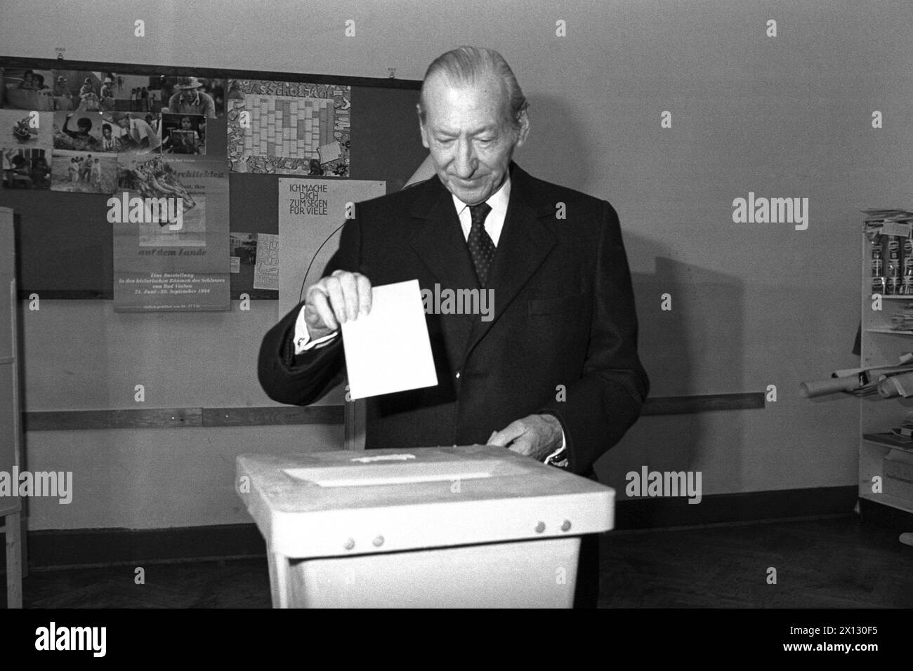 Wien, 23.11.1986: Bundespräsident Dr. Kurt Waldheim bei der Parlamentswahl. Waldheim wählte in Wien den ersten Bezirk. - 19861123_PD0029 - Rechteinfo: Rechte verwaltet (RM) Stockfoto