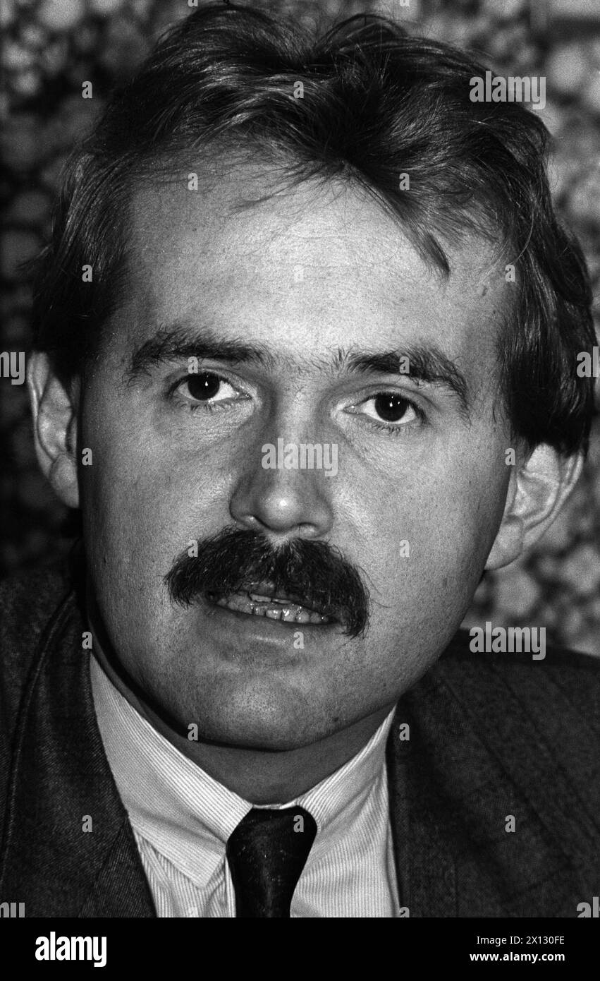 Norbert Gugerbauer Generalsekretär der Österreichischen Freiheitspartei, gefangen in Wien während einer Pressekonferenz am 27. November 1986. - 19861127 PD0006 - Rechteinfo: Rechte verwaltet (RM) Stockfoto