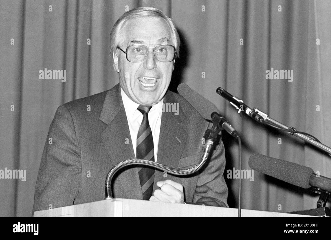 Das Foto vom 28. November 1986 zeigt Alfred Dallinger, Politiker der Österreichischen Sozialdemokratischen Partei, 1974-1989 Vorsitzender und Geschäftsführer der Gewerkschaft der Arbeitnehmer im privaten Sektor, 1980-1989 Minister für Soziales. - 19861128 PD0009 - Rechteinfo: Rechte verwaltet (RM) Stockfoto