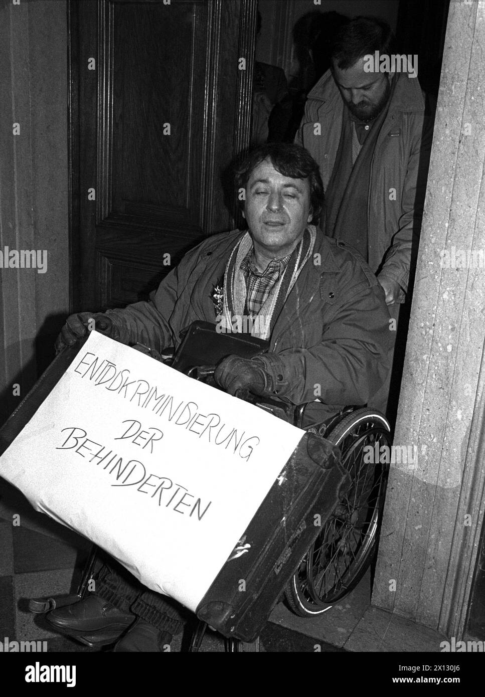 Das Foto vom 17. Dezember zeigt Manfred SRB, Abgeordneter der Grünen, mit dem Rollstuhl Probleme beim Einzug in das parlament in Wien. - 19861217 PD0031 - Rechteinfo: Rechte verwaltet (RM) Stockfoto