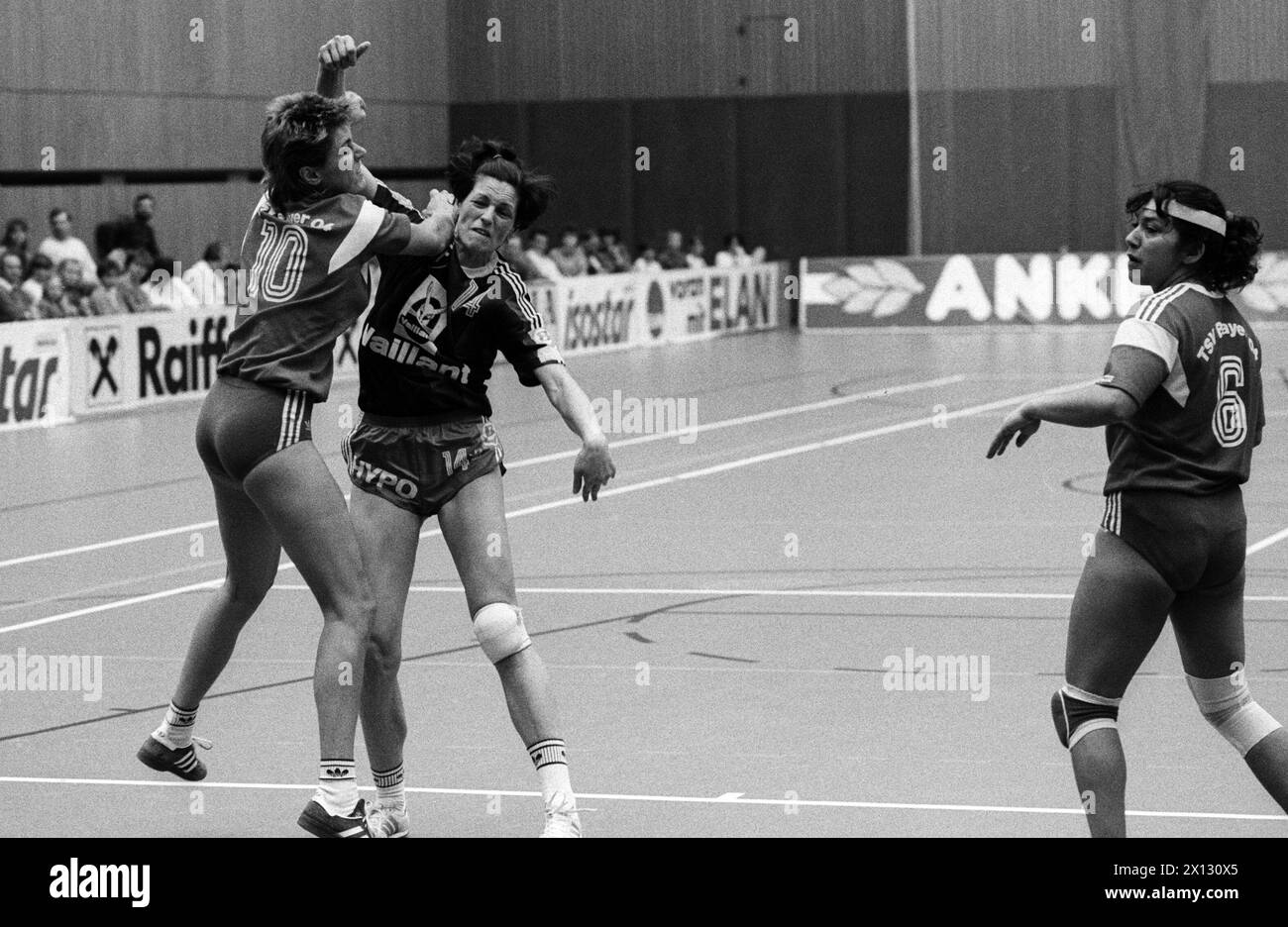 Das Foto wurde am 8. März 1987 anlässlich des Erfolgs der österreichischen Handballmannschaft Hypo Suedstadt gegen TSV Bayer 04 Leverkusen aufgenommen und zeigt Hypos Kapitän Jasna Kolar-Merdan (M.), der 8 Tore erzielte. - 19870308 PD0004 - Rechteinfo: Rechte verwaltet (RM) Stockfoto