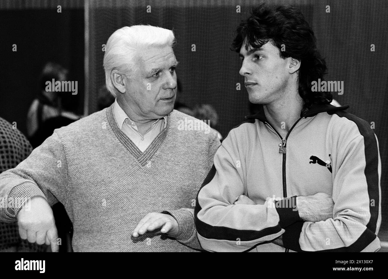 Das Foto wurde am 2. März 1987 aufgenommen und zeigt Trainer der österreichischen Fußballnationalmannschaft Branko Elsner (l.) und Torwart Michael Konsel im Zentrum der Sportwissenschaft in Maria Enzersdorf/Suedstadt, wo die Mannschaft sportmedizinische und motorische Untersuchungen durchlief. - 19870302 PD0002 - Rechteinfo: Rechte verwaltet (RM) Stockfoto