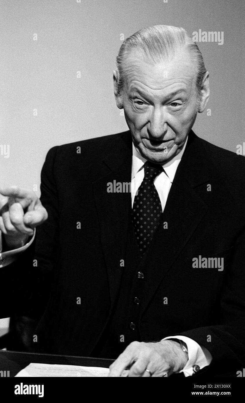 Bundespräsident Kurt Waldheim, gefangen genommen in einem Studio des Österreichischen Rundfunks (ORF) in Wien am 19. März 1987. Er gibt eine Erklärung zur Frage des Einsatzes der Abfanggeräte ab. - 19870319 PD0014 - Rechteinfo: Rechte verwaltet (RM) Stockfoto