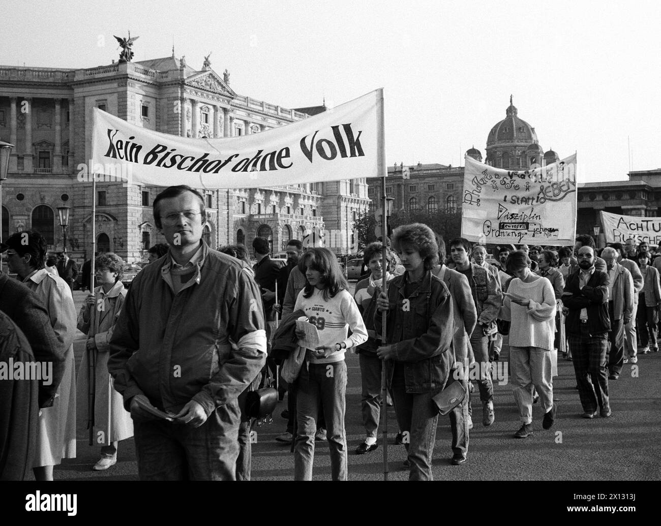 Das am 24. April 1987 aufgenommene Foto zeigt Teilnehmer an einem stillen Protest auf dem Wiener Heldenplatz nach einem Gottesdienst des Forums „Kirche ist Gemeinschaft“. - 19870424 PD0003 - Rechteinfo: Rechte verwaltet (RM) Stockfoto