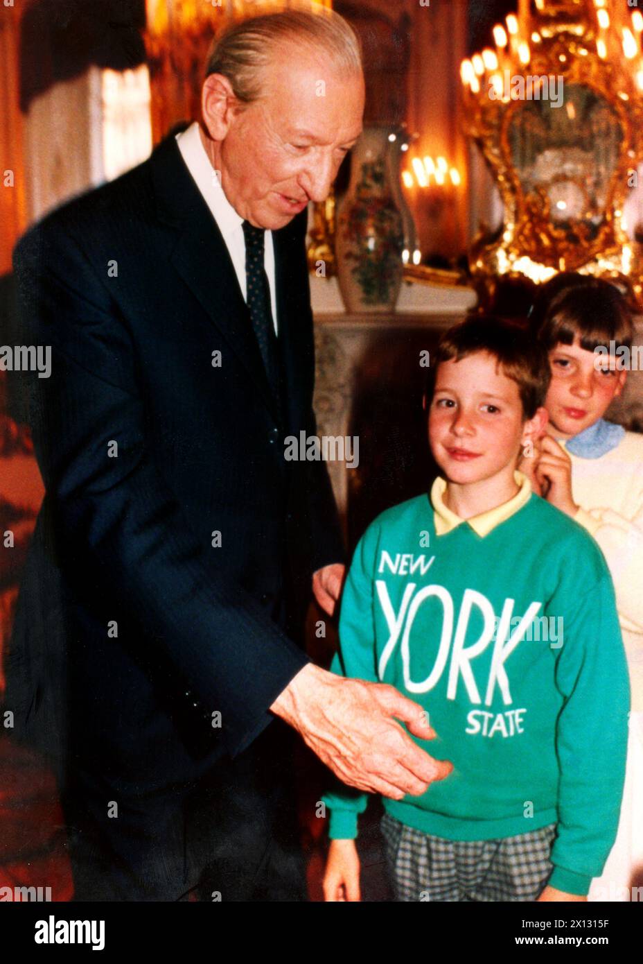 Nachdem Präsident Kurt Waldheim im österreichischen Fernsehen über die Entscheidung des US-Justizministeriums gesprochen hatte, ihn auf seine Watchlist zu setzen, heißt er am 28. April 1987 behinderte Kinder in Wien willkommen. - 19870428 PD0010 - Rechteinfo: Rechte verwaltet (RM) Stockfoto