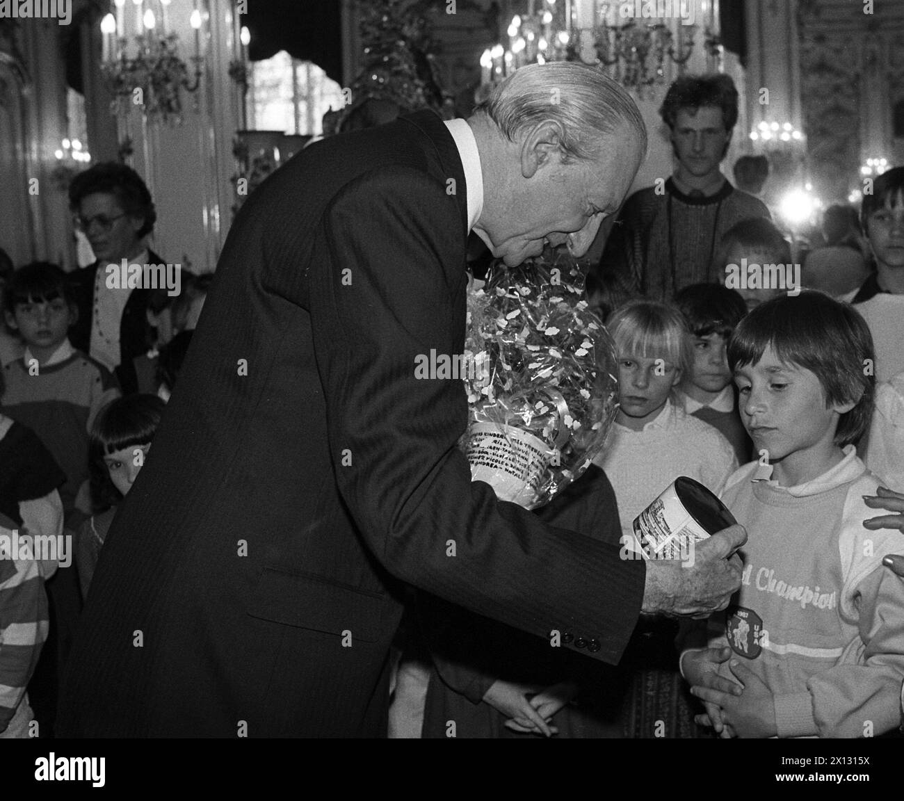 Nachdem Präsident Kurt Waldheim im österreichischen Fernsehen über die Entscheidung des US-Justizministeriums gesprochen hatte, ihn auf seine Watchlist zu setzen, heißt er am 28. April 1987 behinderte Kinder in Wien willkommen. - 19870428 PD0009 - Rechteinfo: Rechte verwaltet (RM) Stockfoto