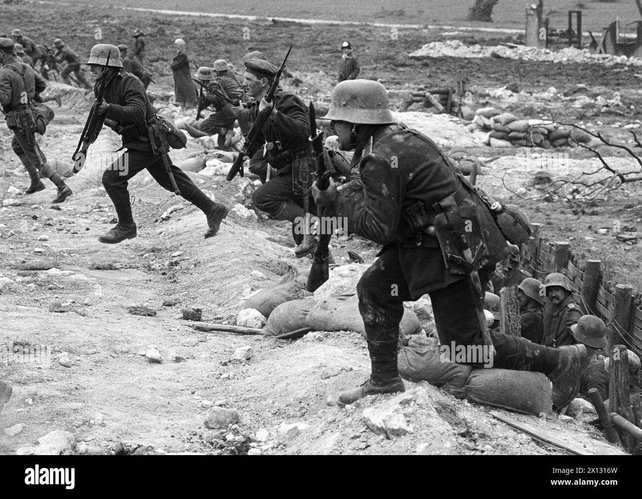 Das Foto wurde am 12. Mai 1987 anlässlich der Dreharbeiten für den Film „der Zug“ aufgenommen und zeigt eine Szene aus der Nachstellung der Schlacht von Verdun (1. Weltkrieg) in Bruckneudorf (bei Wien). - 19870512 PD0004 - Rechteinfo: Rechte verwaltet (RM) Stockfoto