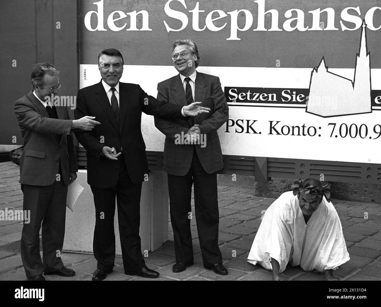 Am 30. Juni 1987 sollte ein neues Poster an die Menschen appellieren, Geld für die Renovierung der Wiener St. zu spenden Der Stephansdom wurde in Wien präsentiert. Im Bild (von links nach rechts:) Vikar-General Rudolf Trpin, Bürgermeister Dr. Helmut zilk, Vizebürgermeister Dr. Erhard Busek sowie Ludwig Weinberger, auch Waluliso genannt. - 19870630 PD0004 - Rechteinfo: Rechte verwaltet (RM) Stockfoto